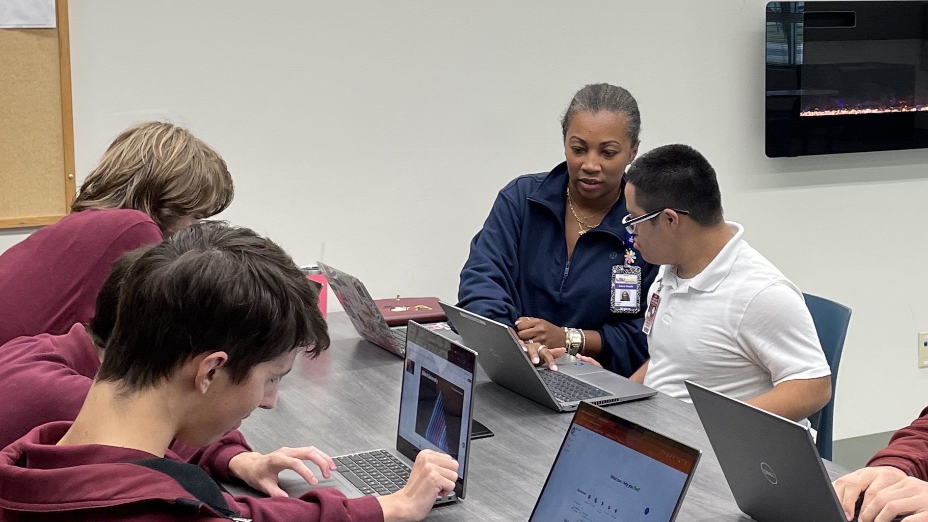 LSUHSC Counseling intern helps PAYCheck student on laptop.